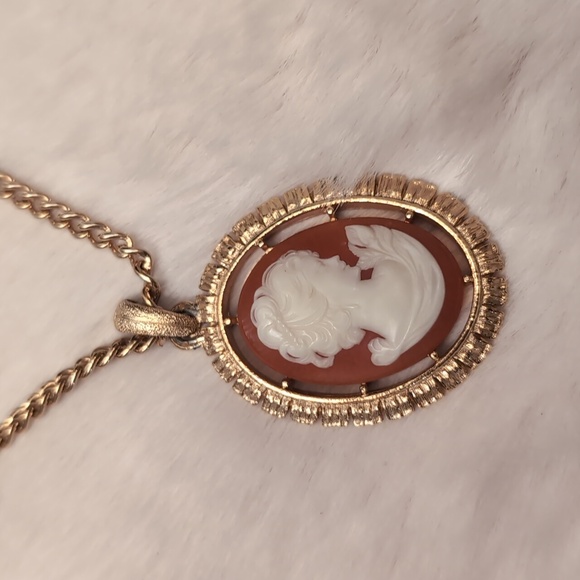 Avon| Vintage Apricot Cameo with Gold Toned Border and Rear Detailing - Picture 7 of 10